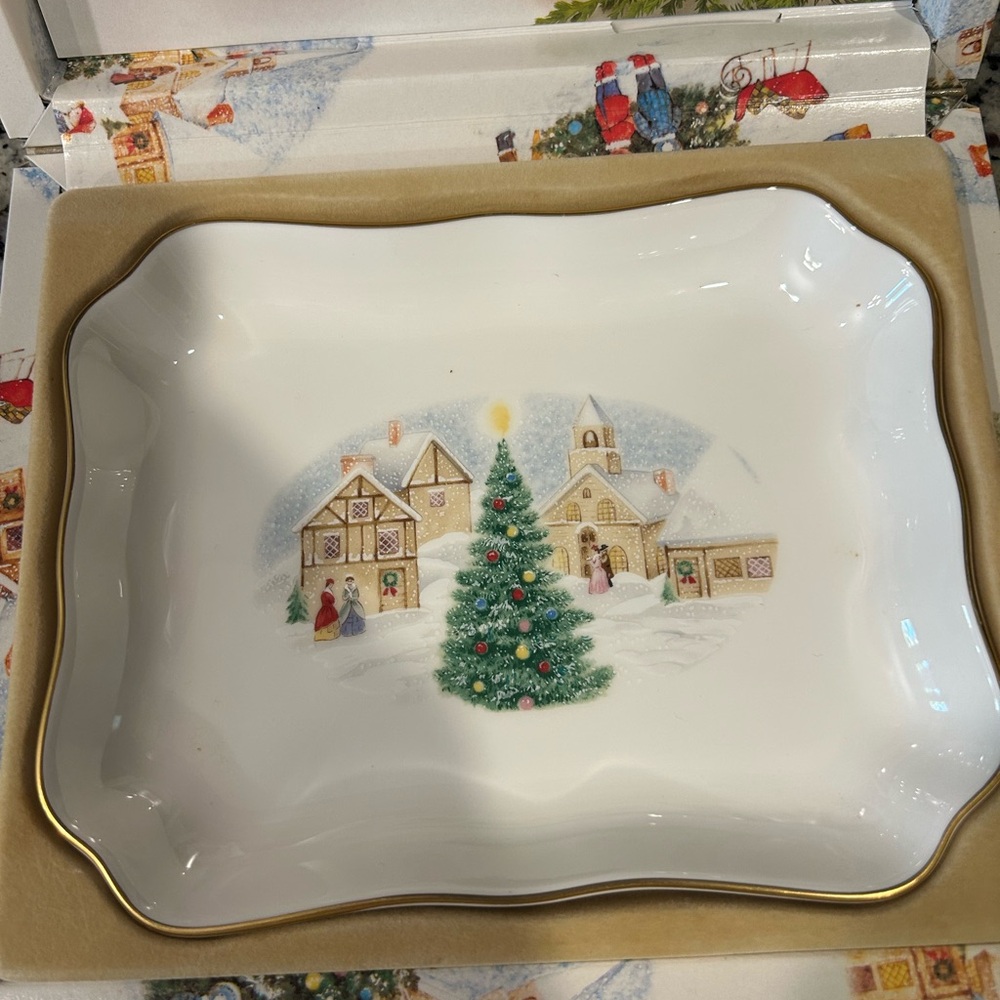 Mikasa  Christmas Scene candy dish